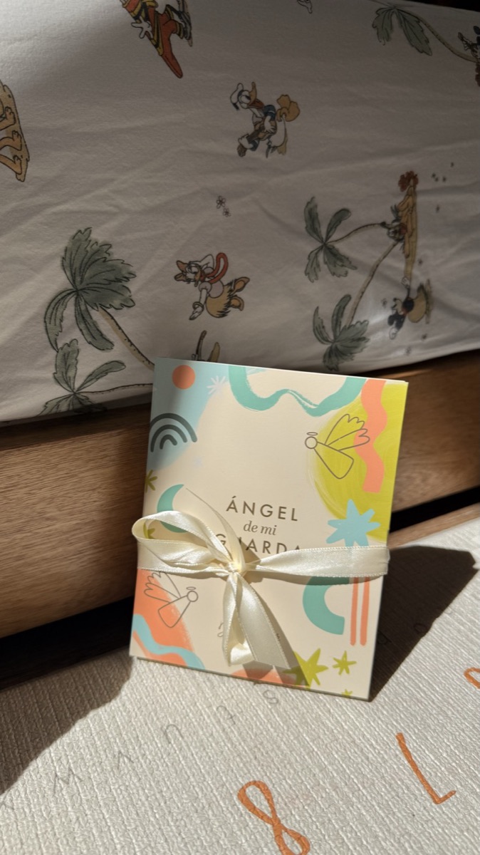 Caja ilustrada con cinta de regalo