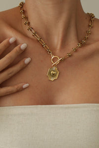 COLLAR MEDALLÓN CORAZÓN BROCHE
